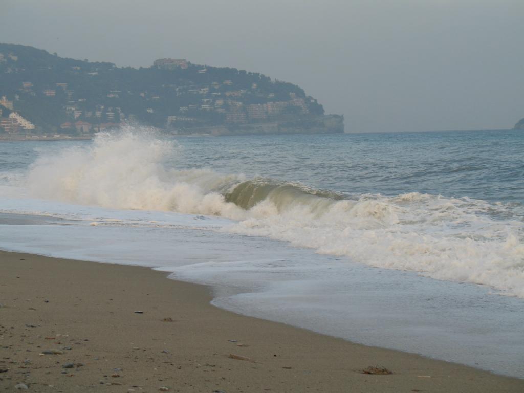 Spotorno度假胜地，意大利的海浪