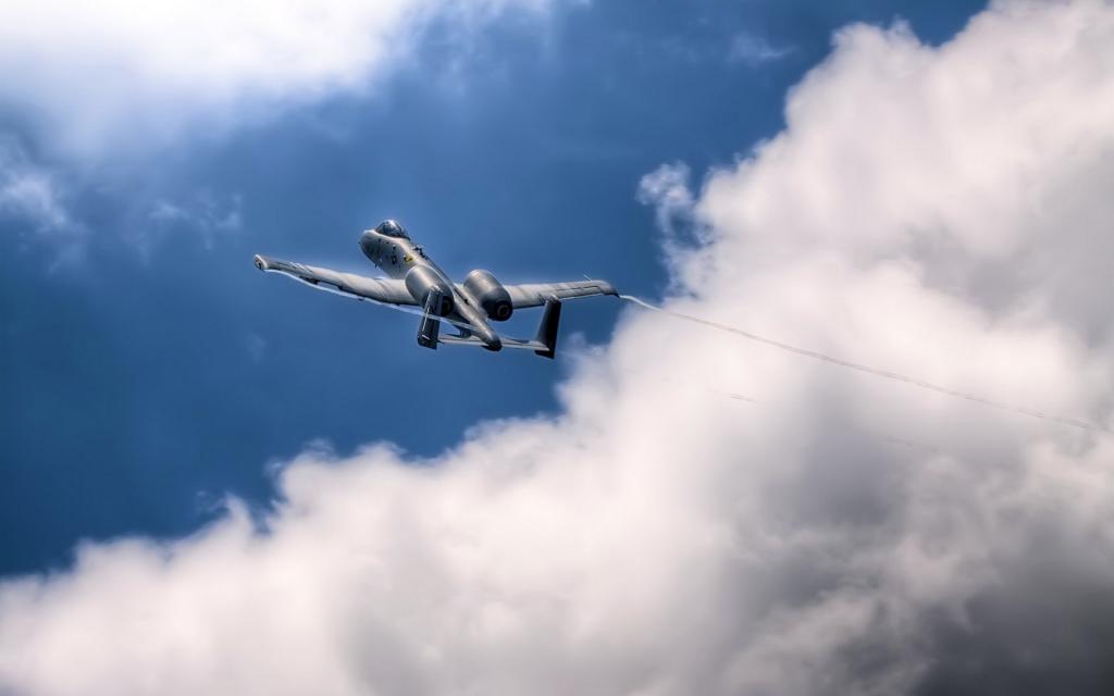 飞机在天空中的A-10