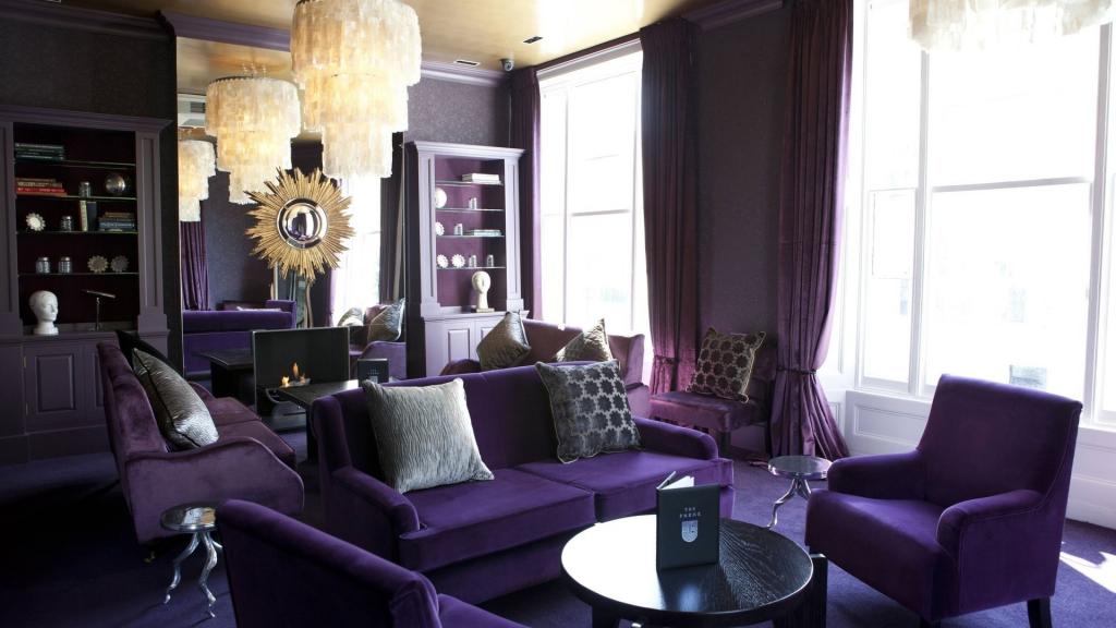 在客厅的内部淡紫色的家具
