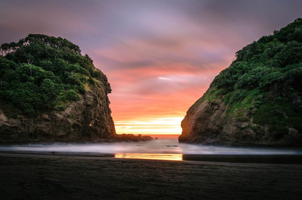 岩石之间的美丽日落在新西兰