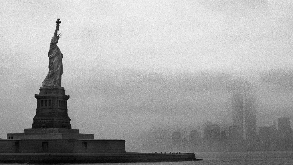 自由女神像在灰雾中，纽约