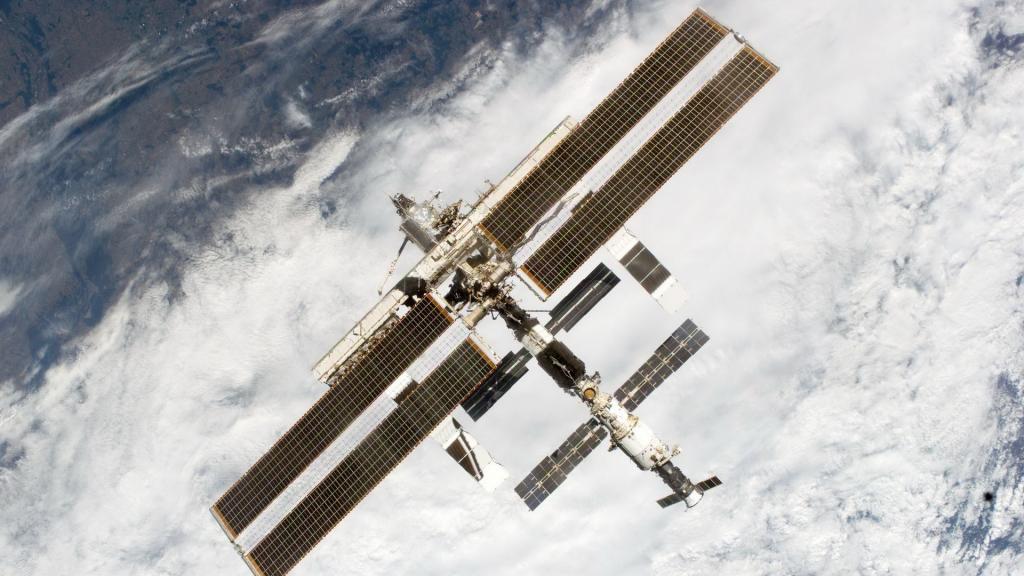 国际空间站在地球上空的云层之上飞行