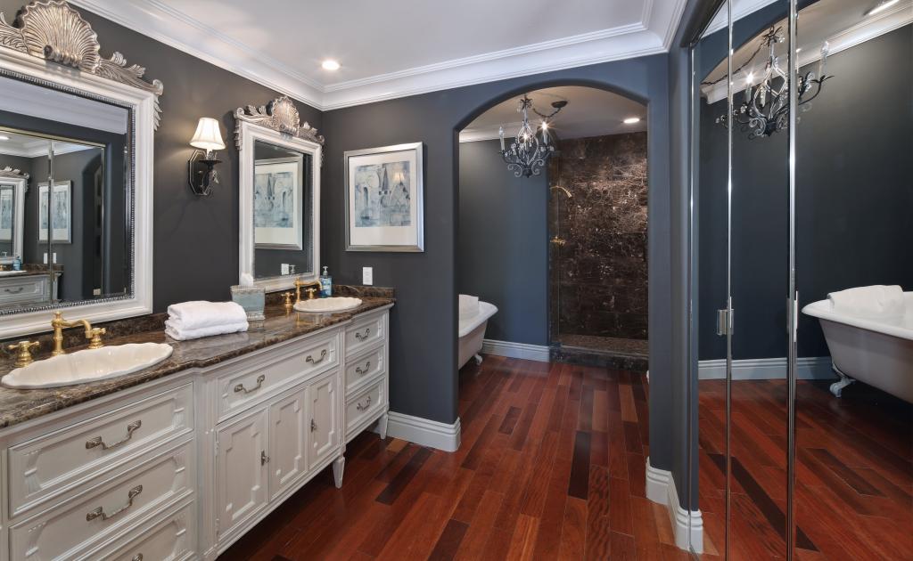 美丽的浴室在灰色 - 柔和的颜色