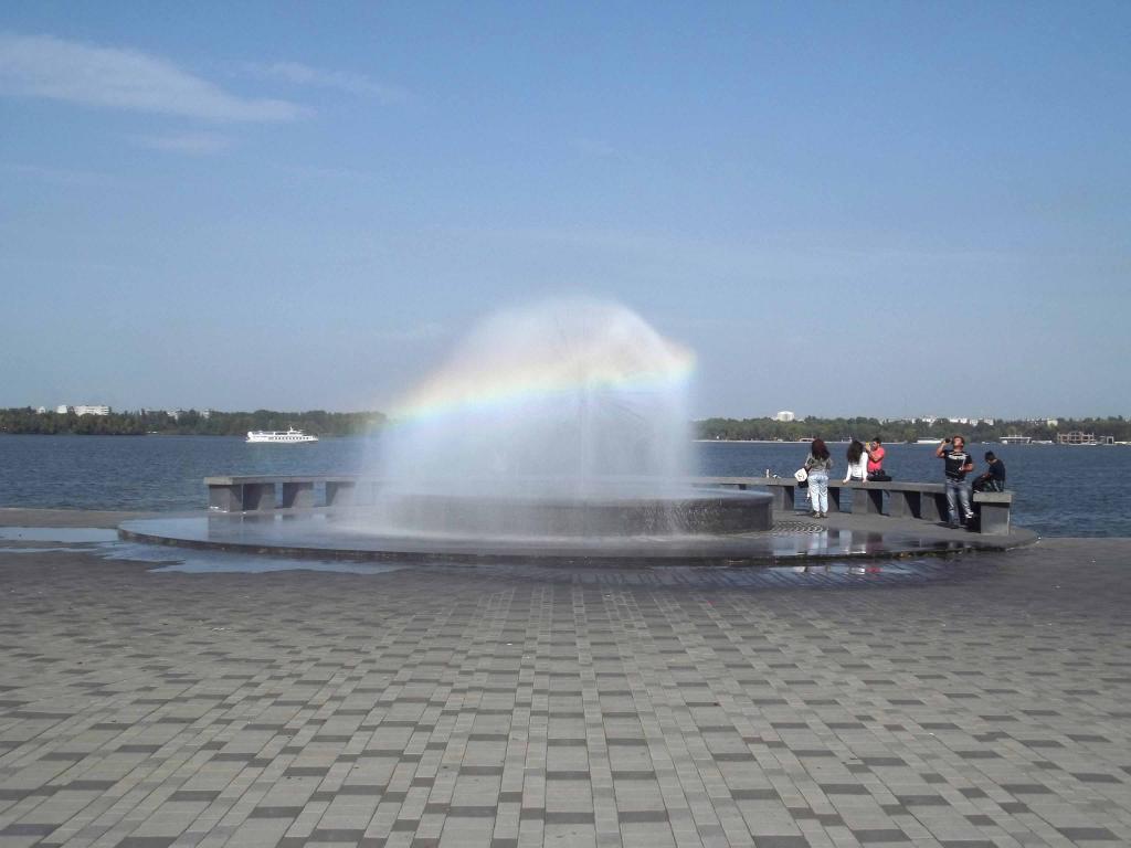 在第聂伯罗彼得罗夫斯克堤防的喷泉