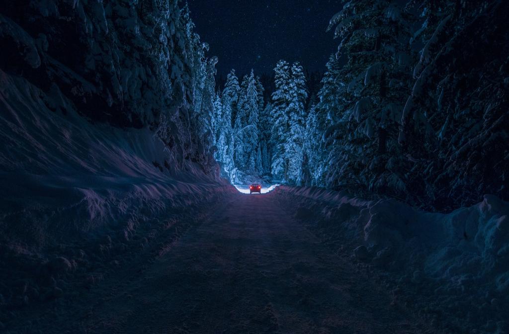 晚上冬季道路