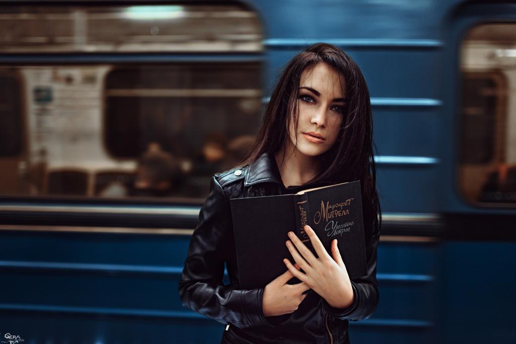 一本书在地铁里的女孩