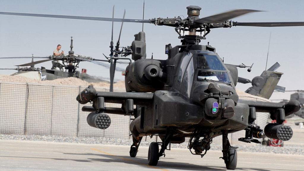 军用直升机AH-64在停车场