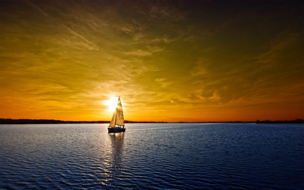 在日落时的帆船