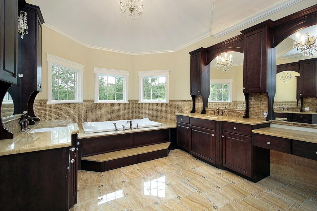 宽敞的浴室采用棕色调