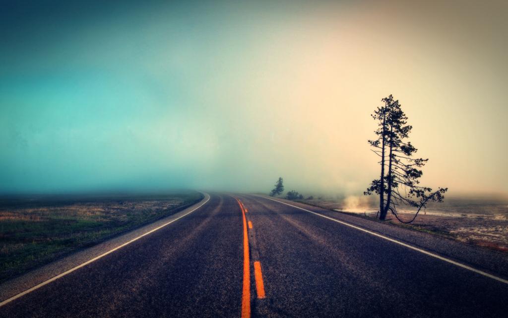 高速公路进入雾中