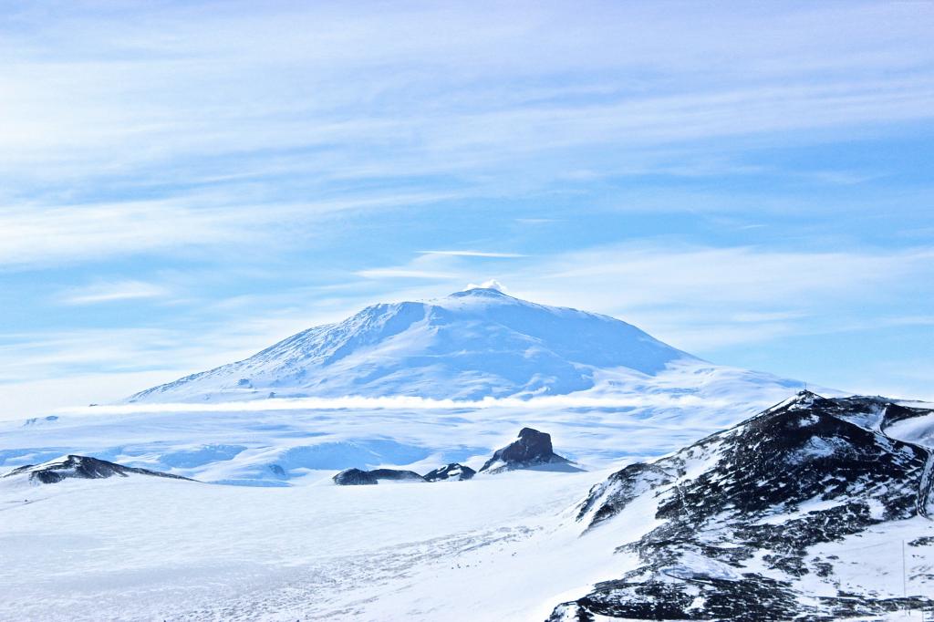 冰雪覆盖的火山Erebus，南极洲