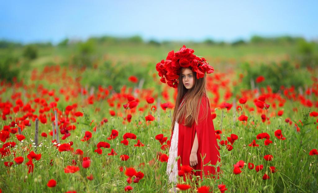 一个小女孩，在她头上的红色罂粟花美丽大花圈