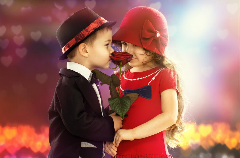 小女孩和一朵红玫瑰的男孩