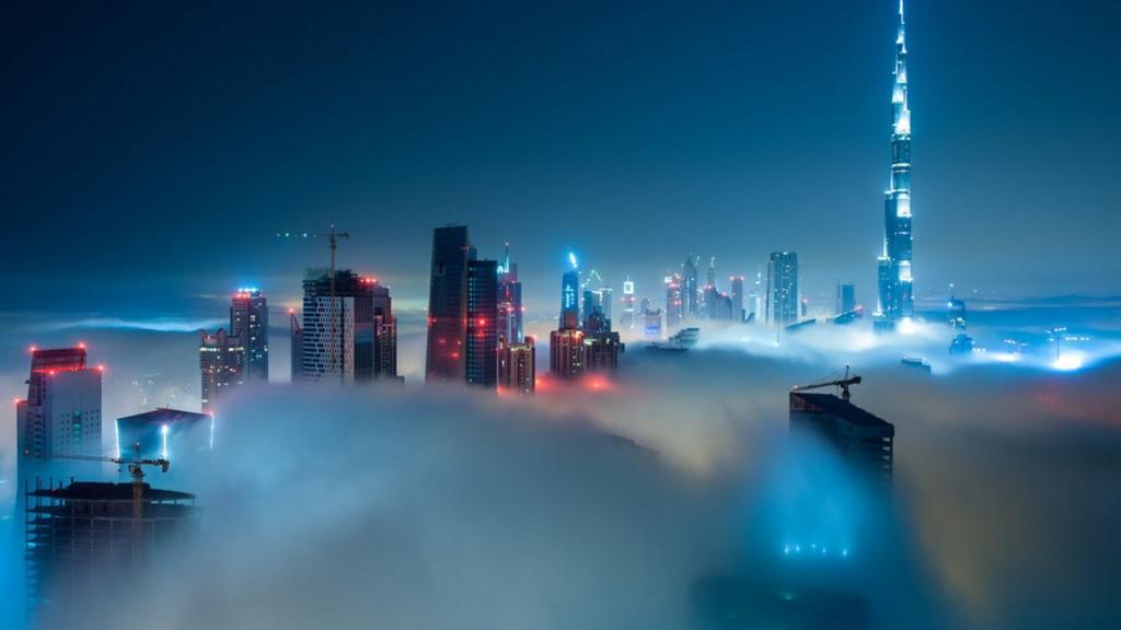 雾中的摩天大楼在迪拜