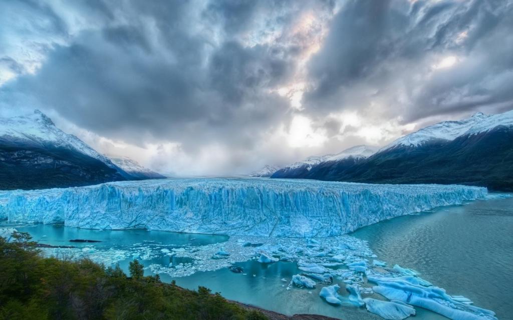 山冰川的蓝色的冰