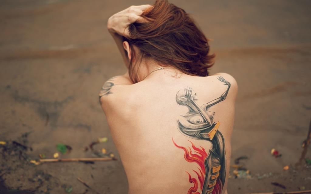 一个女孩的背上美丽的纹身