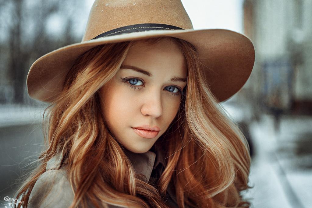 棕色牛仔帽的蓝眼睛的女孩