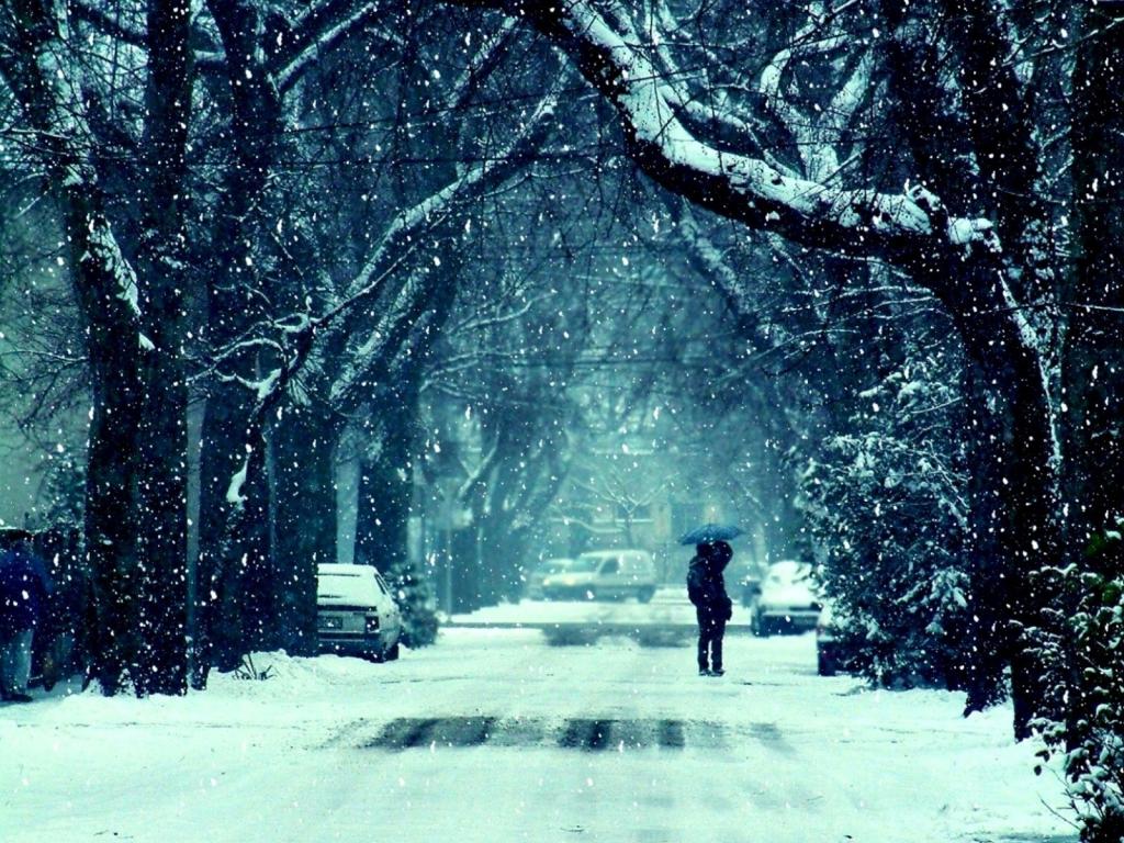 男人和积雪覆盖的道路