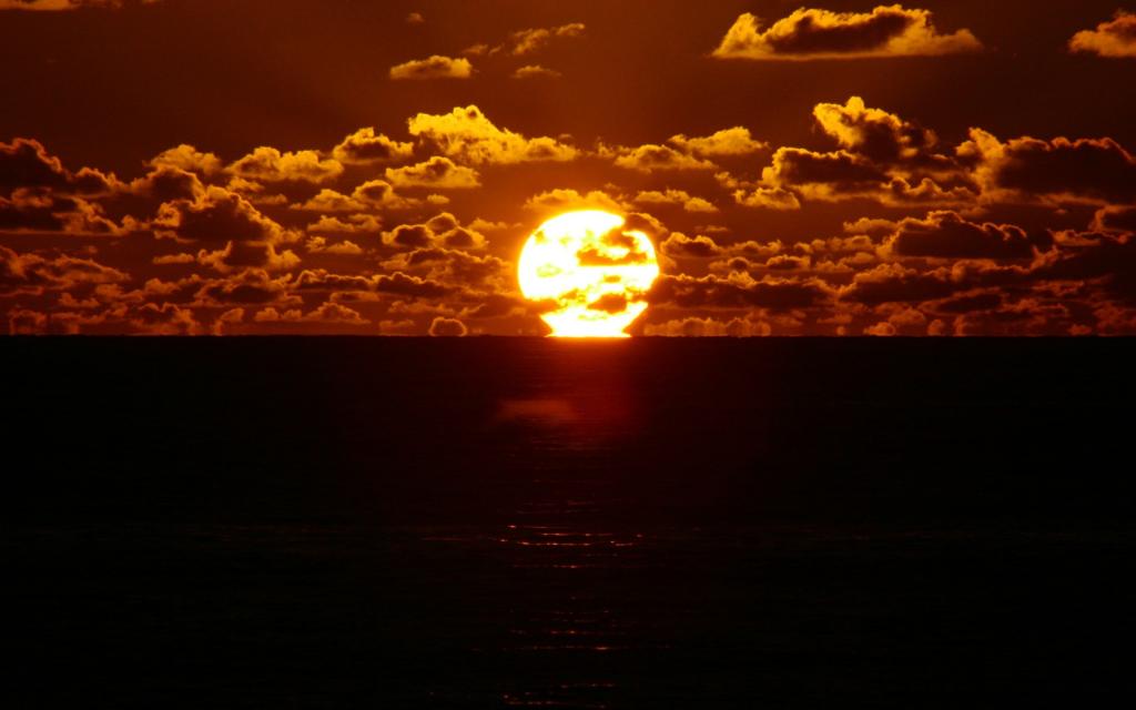 太阳在天空和大海之间