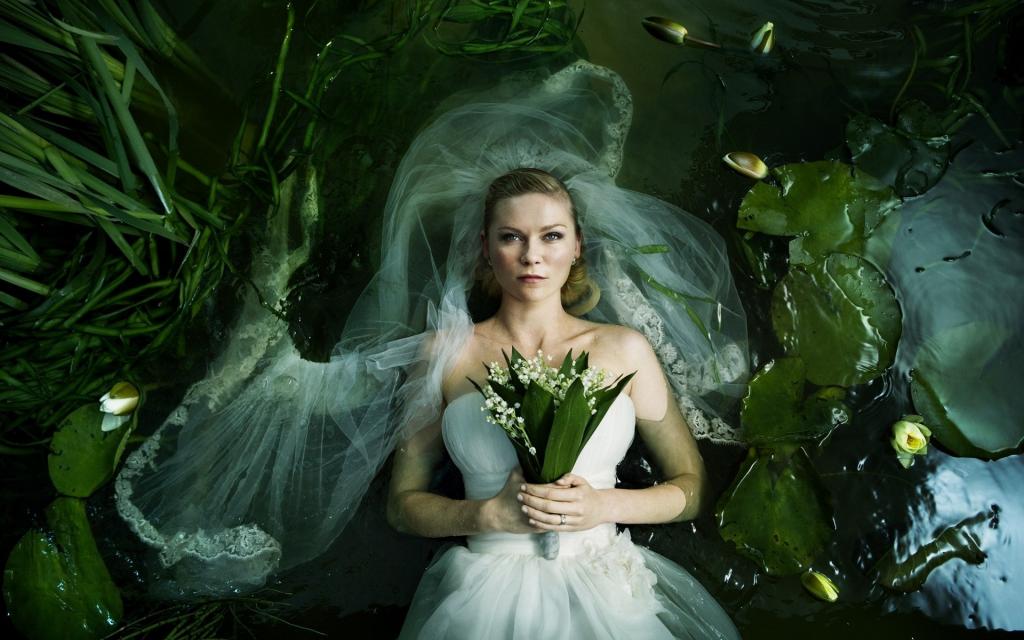 新娘躺在水中