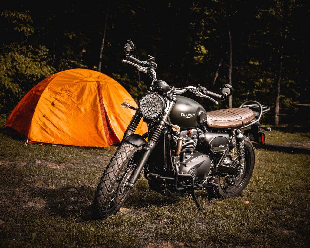 黑摩托车胜利在橙色帐篷的背景