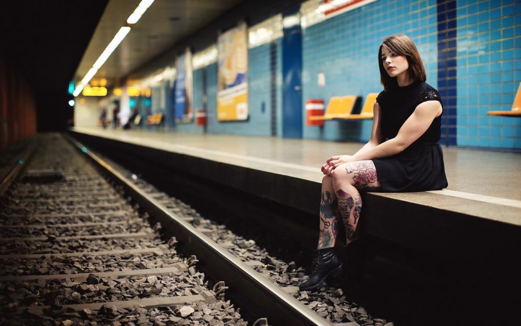 那女孩正在地铁站等候火车