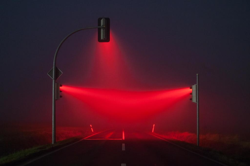 红色的交通灯照亮了雾