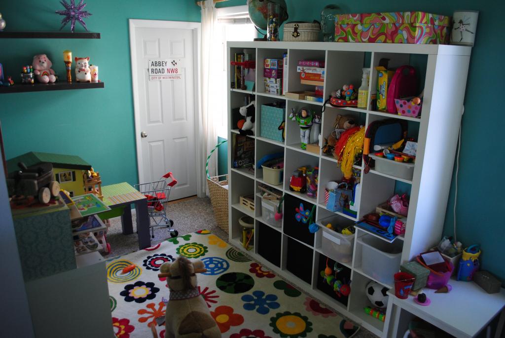 孩子们的房间里有很多玩具