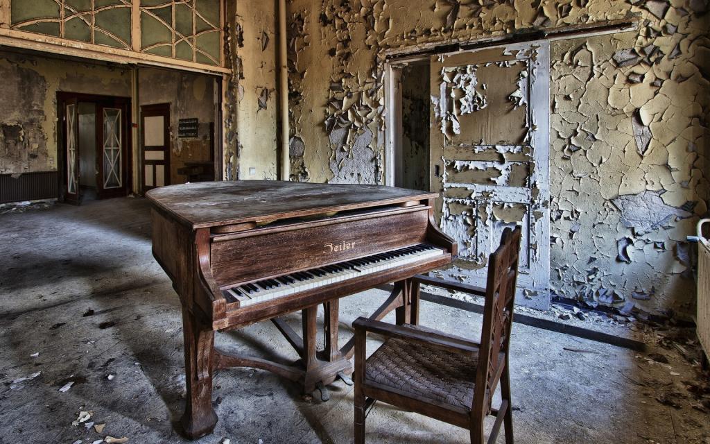 老大钢琴在一个废弃的房子里
