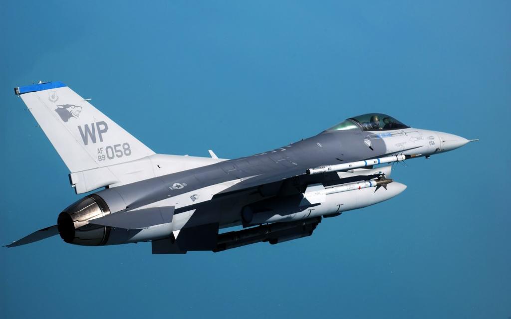 在蓝天背景的飞机F-16