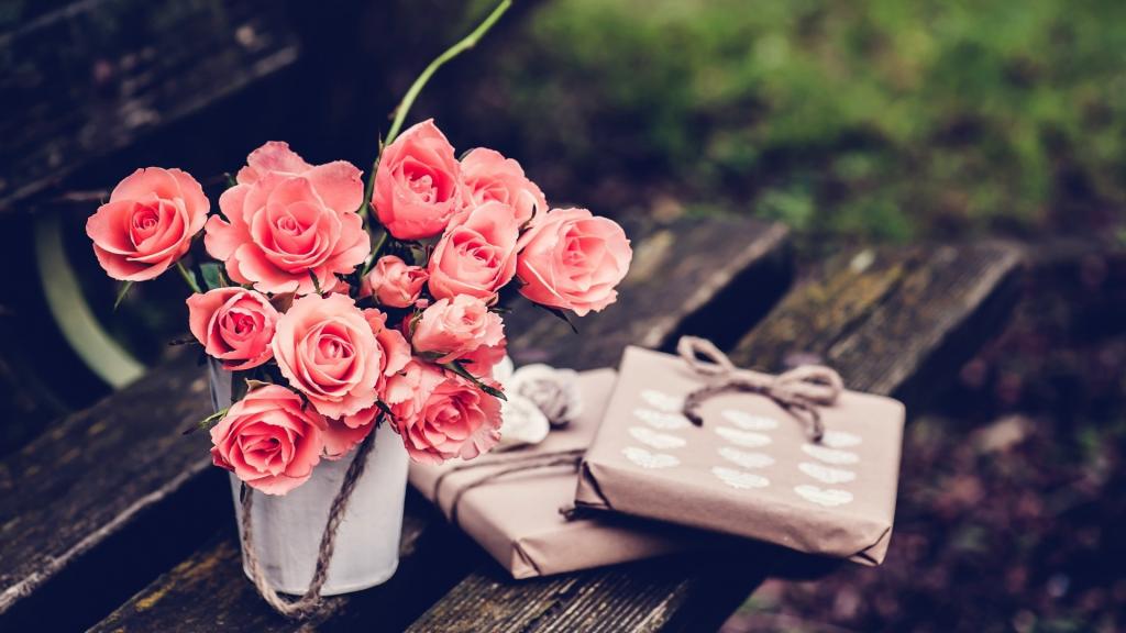 一束玫瑰花在长凳上的花瓶里