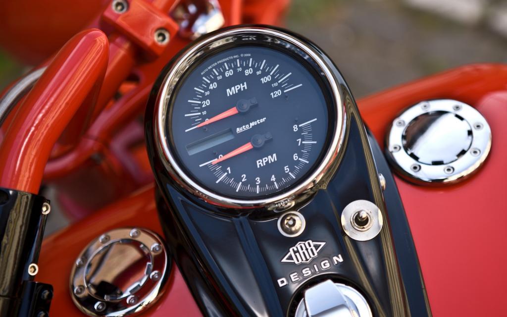 红色摩托车车速表