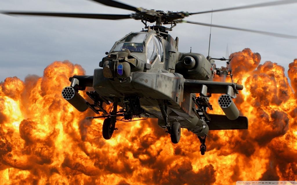 军事直升机在火的背景下