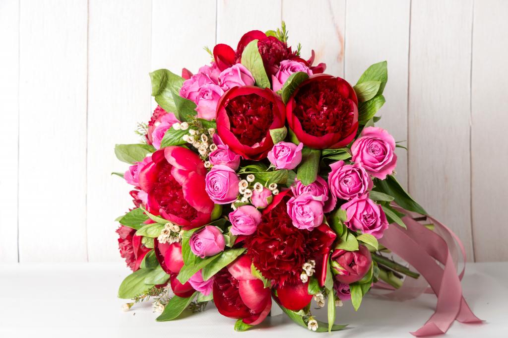 美丽的粉红色玫瑰花束与红色郁金香