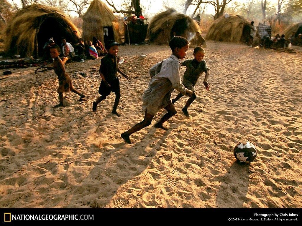 非洲的孩子踢足球