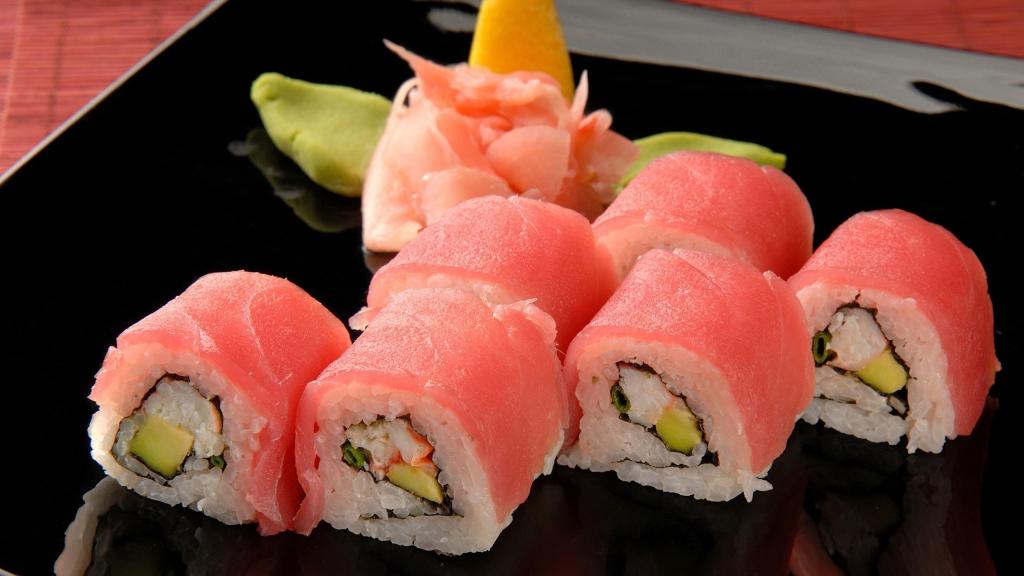 寿司卷与粉红色的鱼
