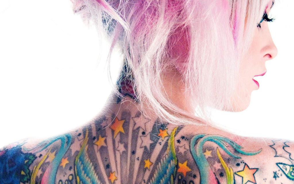 粉红色的头发和她背上的纹身的女孩