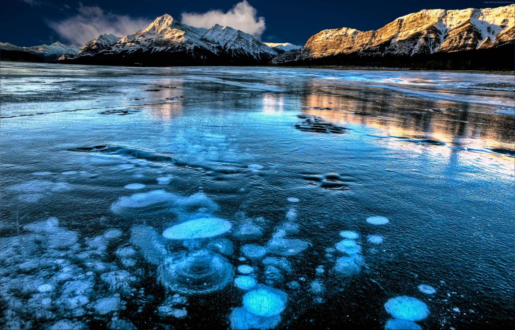 加拿大山区，冰雪覆盖的清澈的亚伯拉罕湖
