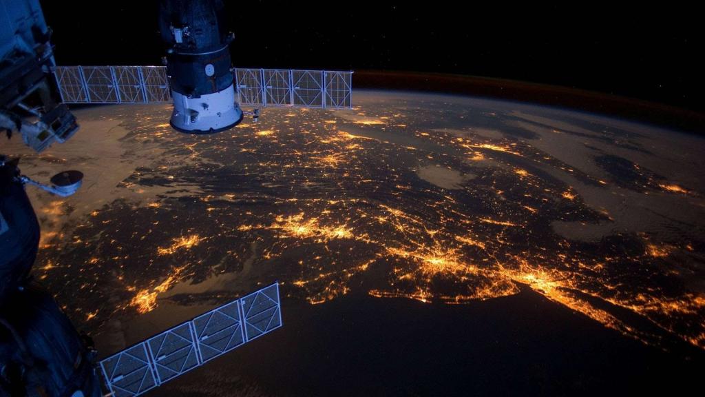 地球在晚上与国际空间站