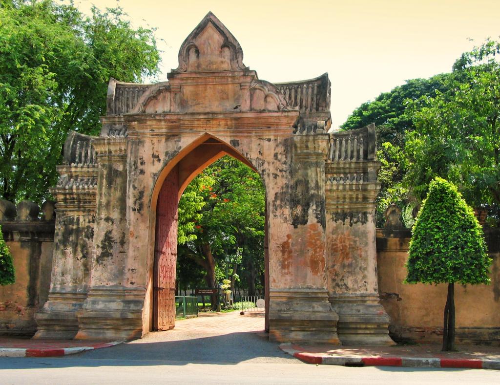 在泰国华富里度假胜地的古代拱门