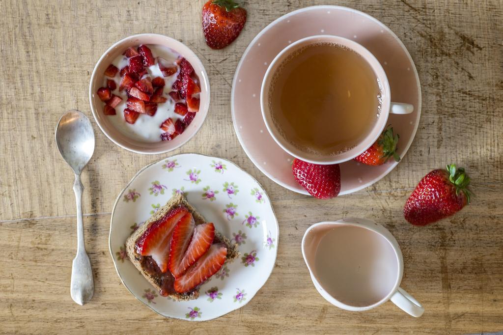 美味的早餐，草莓和茶