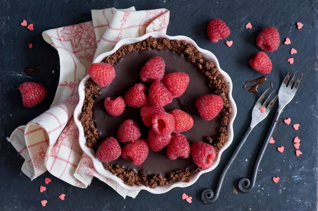 巧克力蛋糕与新鲜树莓