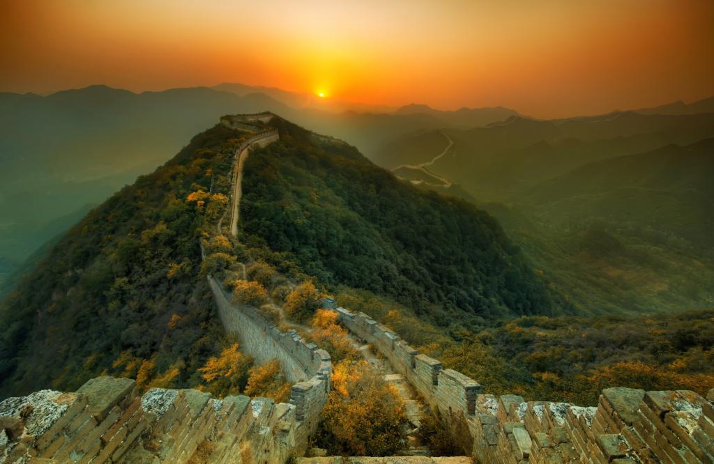 在中国墙上的朦胧日出