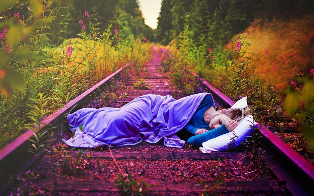 一个女孩正在放弃的铁轨上睡觉