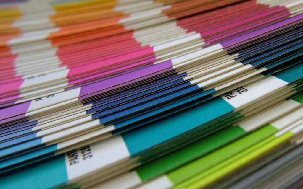 一堆彩虹的所有颜色的文件夹