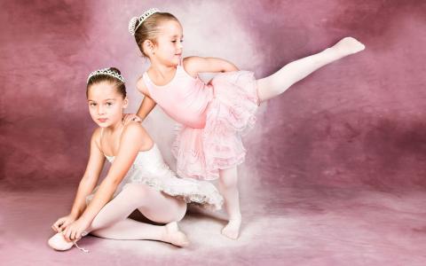 两个年轻的芭蕾舞演员