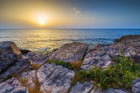 石头在日落时在地中海，希腊