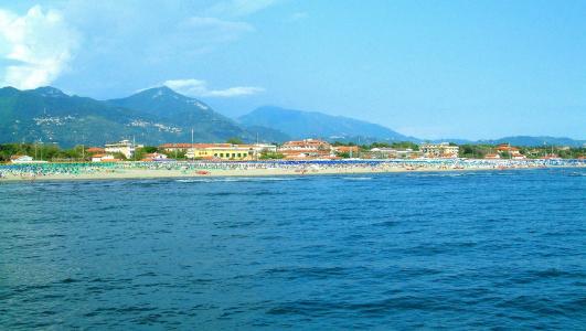 在意大利的Forte dei Marmi度假村海滩上的暑假