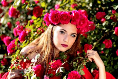 她头上的红玫瑰花环的漂亮女孩