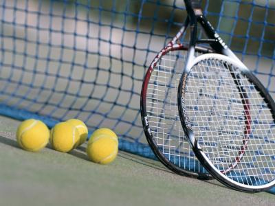 网球拍和球